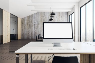 Modern ofis içinde boş beyaz bilgisayar 