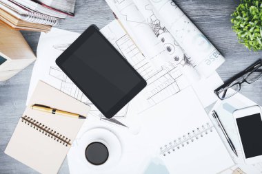 Modern masa üstü boş touchpad ve smartphone ile 