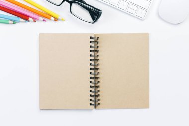 Malzemeleri ve klavye ile modern çalışma alanı 