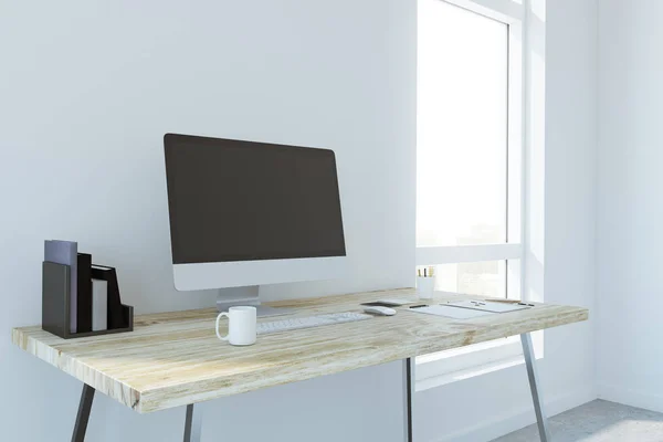 Bureau de designer créatif avec ordinateur vide — Photo