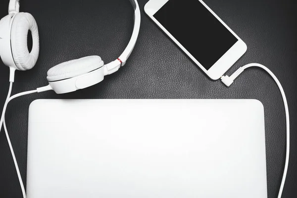 Smartphone, laptop and headphones — Stock Photo, Image