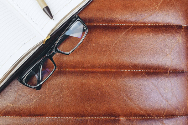 Кожаное рабочее место с принадлежностями
