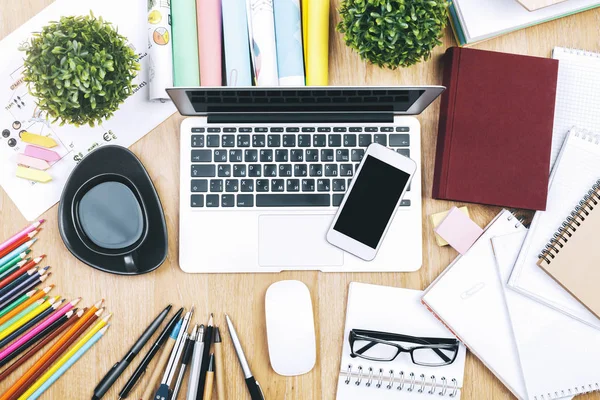 Ahşap çalışma öğeleri ile çalışan