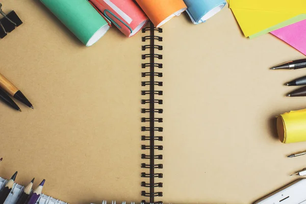 Mesa de escritório com suprimentos — Fotografia de Stock