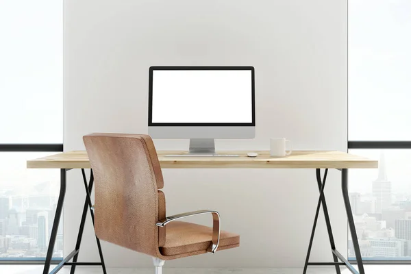 Neues Büro mit leerem weißen Computerbildschirm — Stockfoto