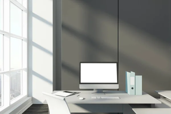Bureau avec écran d'ordinateur vide dans le bureau — Photo
