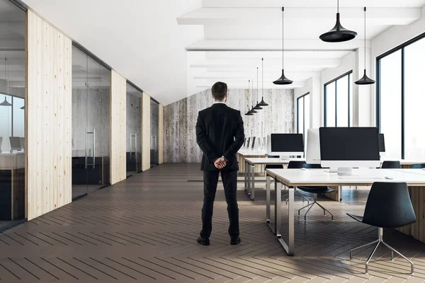 Hombre en el interior moderno de la oficina de coworking —  Fotos de Stock