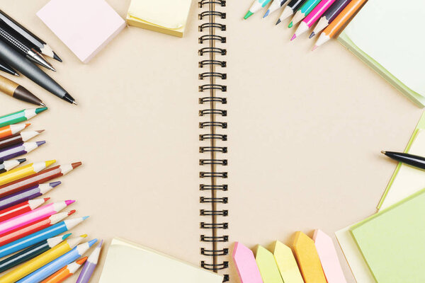 Стол для офиса с принадлежностями
