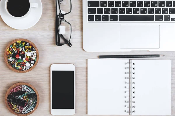 Modern çalışma alanı masaüstü öğeleri ile