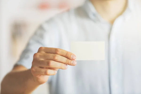 Empresario sosteniendo tarjeta de visita vacía — Foto de Stock