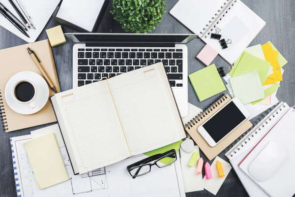 Современная деревянная столешница с предметами
