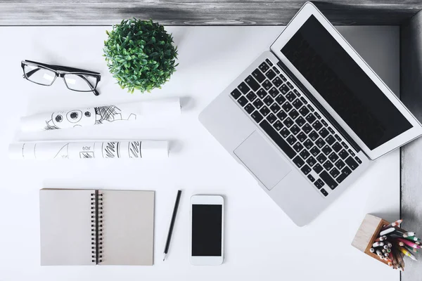 Elegante spazio di lavoro con elementi — Foto Stock