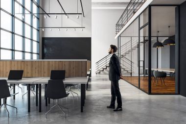 Office coworking içinde iş adamı 