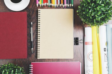 Not defteri ve kahve ile ahşap çalışma alanı 