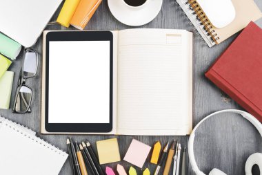 Boş pad ile modern masa üstü