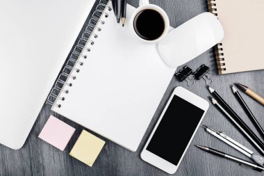 Şık ahşap masa üstü öğeleri ile