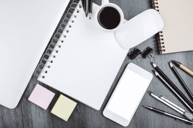 Şık ahşap masa üstü öğeleri ile