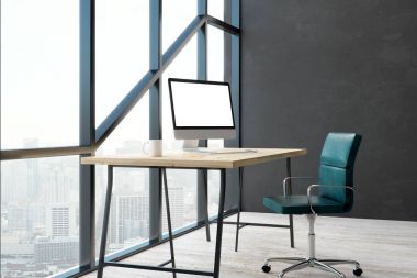 Boş beyaz bilgisayar ekranı ile minimalist office