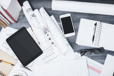 Boş touchpad ve smartphone ile modern masa 