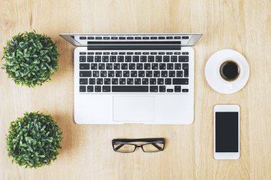 Çağdaş ahşap masaüstü öğeleri ile