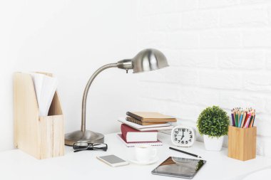 Modern masaüstü boş tablet ve telefon ile 