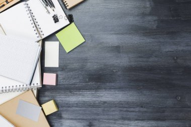 Malzemeleri ile yaratıcı ofis işyeri