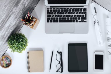 Modern ofis masa boş cihazlar ile