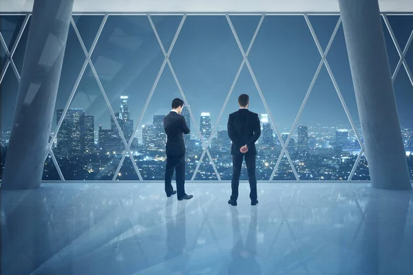 Hombres mirando por la ventana — Foto de Stock