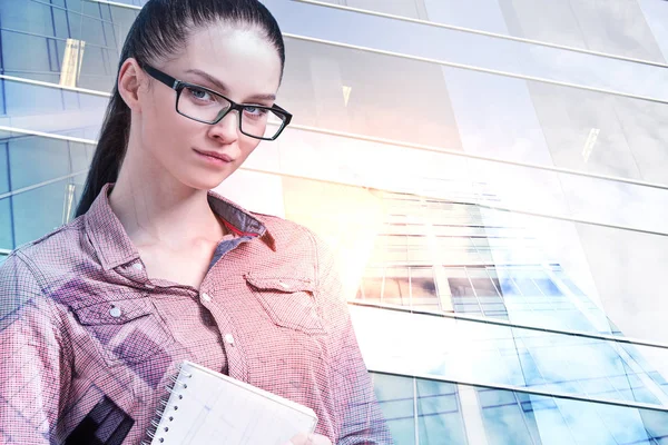 Joven empresaria en la ciudad — Foto de Stock