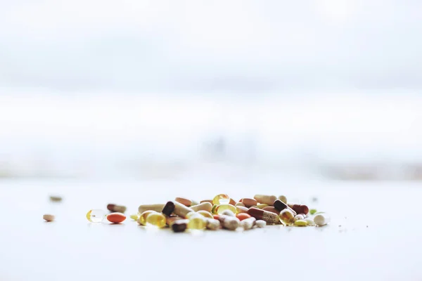 Haut de bureau blanc flou avec des pilules — Photo