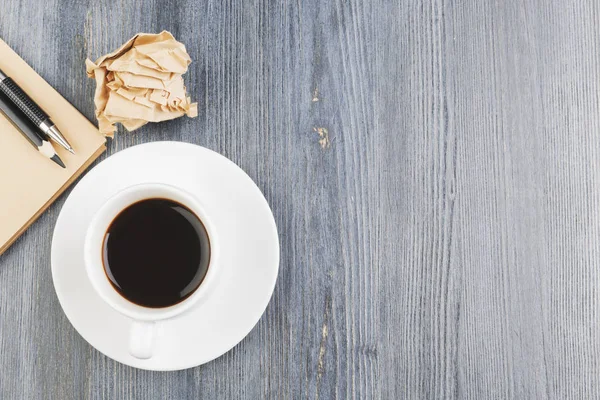 Mesa de madeira com café e suprimentos — Fotografia de Stock