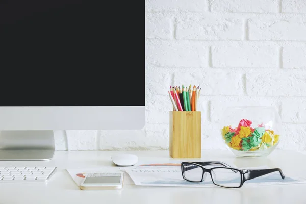 Primer plano de la mesa de diseño blanco — Foto de Stock