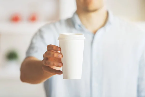 Paket servisi olan restoran kahve fincanı tutan adam — Stok fotoğraf