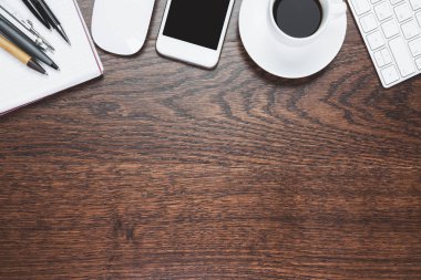 Modern ahşap masaüstü öğeleri ile