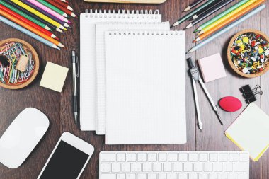 Ahşap masa öğelerle çalışma