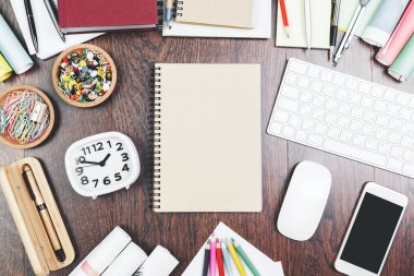 Ahşap masa üstü öğeleri ile çalışma