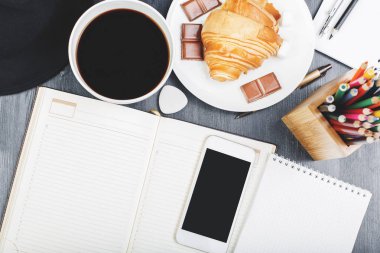 Smartphone ve kahve ile modern ahşap masaüstü 