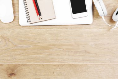 Hafif ahşap çalışma alanı öğeleri ile