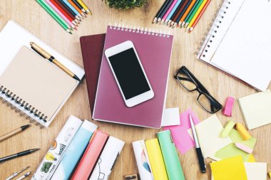 Nesnelerle kahverengi ahşap masaüstü 