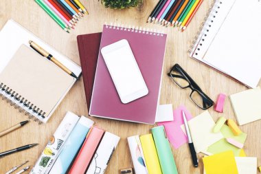 Öğeleri ile ışık ahşap çalışma alanı