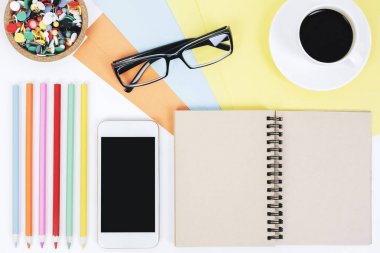 Beyaz masa üstü öğeleri ile çalışma