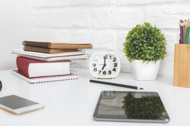 Çağdaş masa üstü boş tablet ve cep telefonu ile 