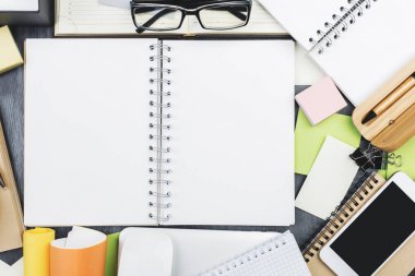 Ahşap çalışma alanı öğeleri ile