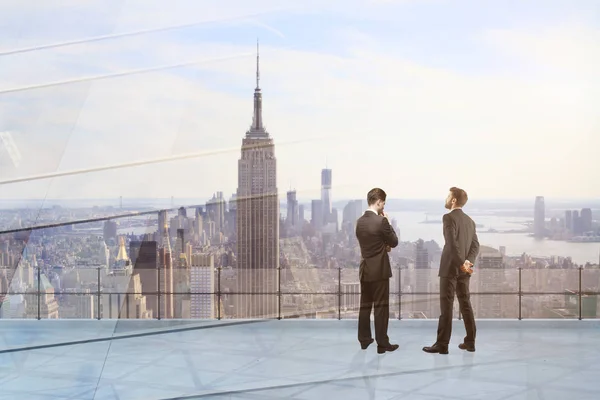 Tankeväckande affärsmän på taket — Stockfoto
