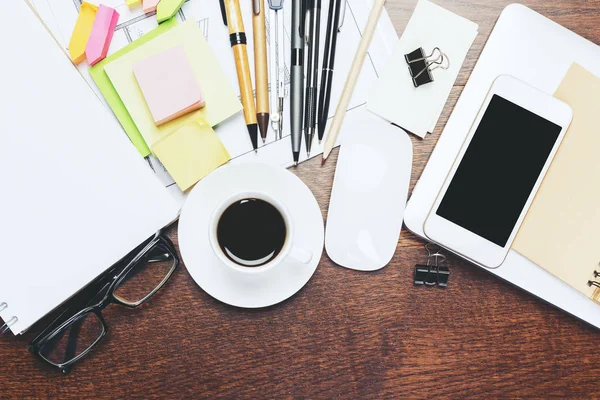 Moderno lugar de trabajo de madera con artículos — Foto de Stock