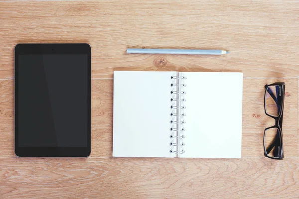 Área de trabalho moderna com tablet em branco — Fotografia de Stock