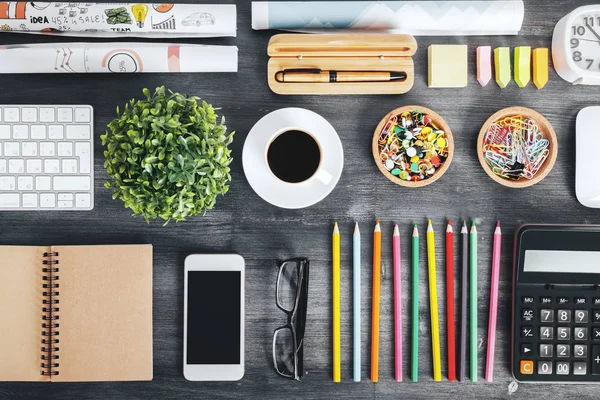 Verouderde houten tafelblad met items — Stockfoto