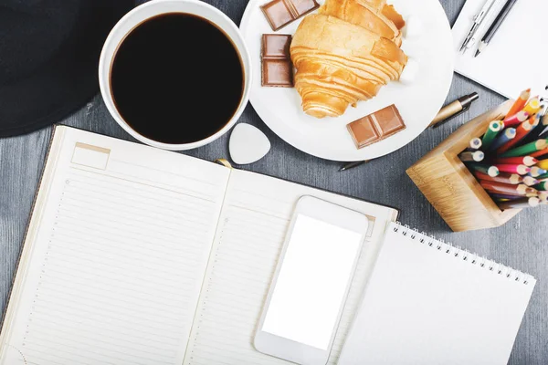 Topo de mesa de madeira moderna com smartphone e café — Fotografia de Stock