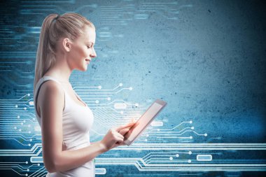 Tablet kullanan kadın 