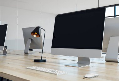 Ahşap masa boş bilgisayar